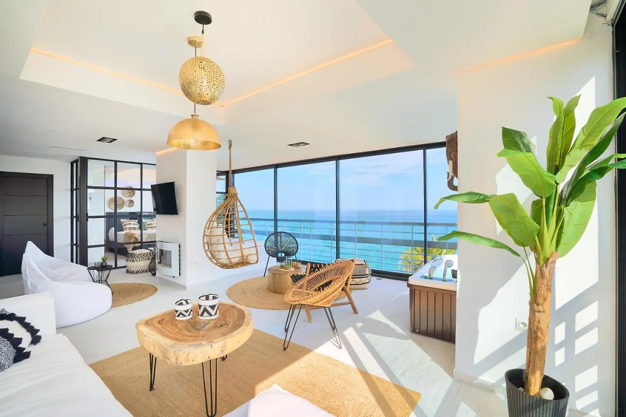 Savanna Beach. Amazing Apartment With Jacuzzi 托雷莫利诺斯 0*,  西班牙